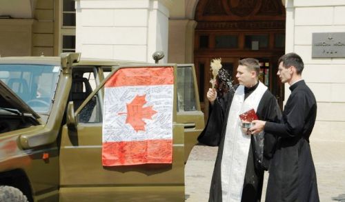 Капелани УГКЦ освятили позашляховик для бійців АТО, кошти на який було зібрано в Канаді.(ФОТО)